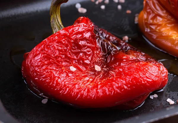 Ízletes sült piros és narancssárga paprika serpenyőben — Stock Fotó