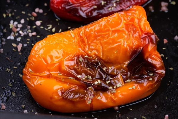 Pimientos anaranjados tostados en sartén —  Fotos de Stock