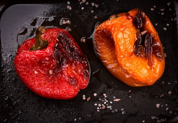 Tasty roasted red and orange bell peppers in pan — Stock Image Tasty roasted red and orange bell peppers in pan Royalty Free Stock Images