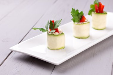 Salatalık beyaz plaka üzerinde rulo