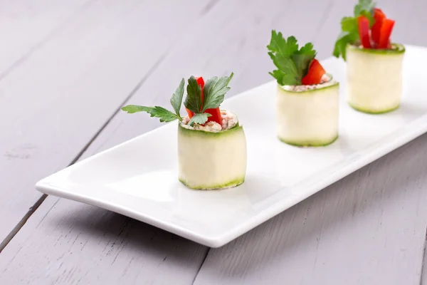 Salatalık beyaz plaka üzerinde rulo