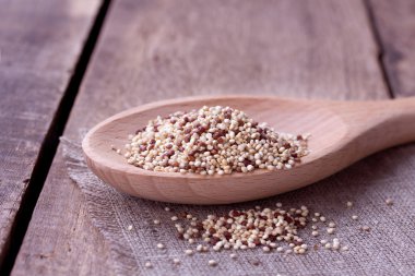 ahşap masa üzerinde Quinoa