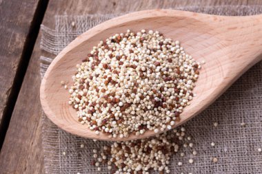 ahşap masa üzerinde Quinoa