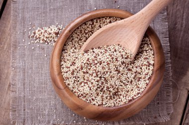 ahşap masa üzerinde Quinoa