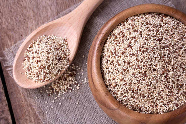 Quinoa na drewniane biurko — Zdjęcie stockowe