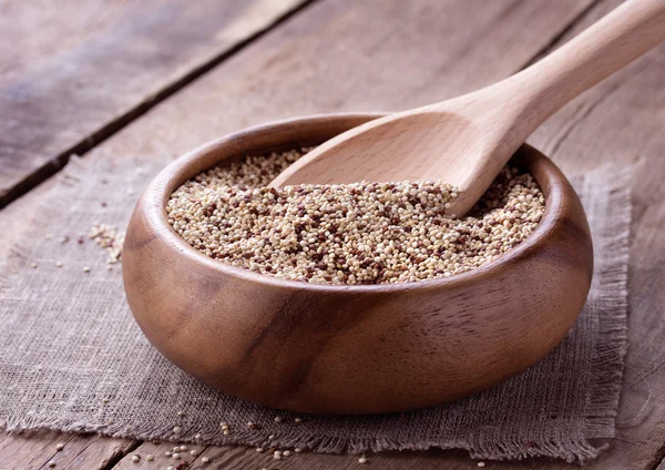 Quinoa na drewniane biurko — Zdjęcie stockowe