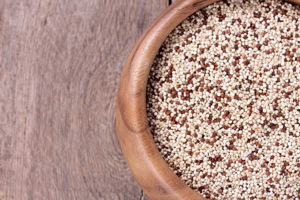 Quinoa na mesa de madeira — Fotografia de Stock