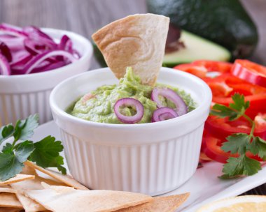 Tortilla cips cips, Guacamole ve malzemeler