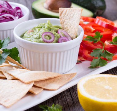 Tortilla cips cips, Guacamole ve malzemeler