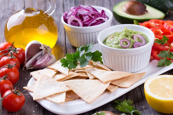 Tortilla Chips nachos, Guacamole, és Hozzávalók — Stock Fotó