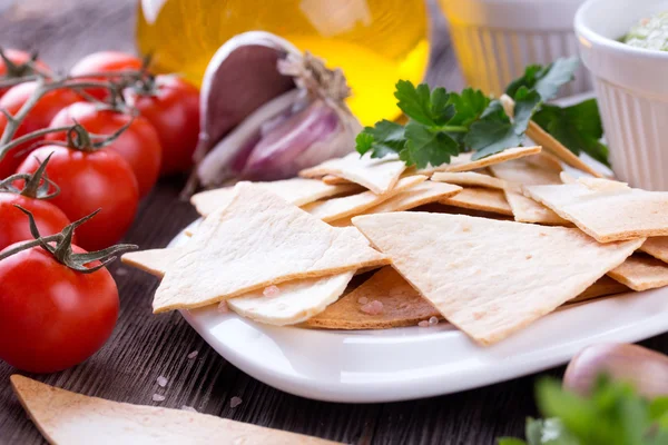 Mexikói nachos, a fából készült asztal kézzel guacamole szósszal — Stock Fotó