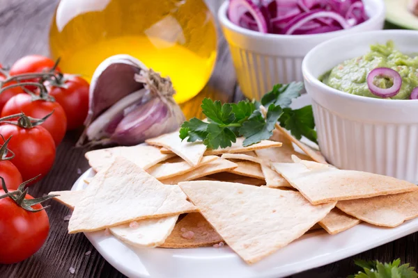 Mexican nachos with handmade guacamole sauce on wooden table — Stock Photo, Image