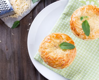 tavuklu börek peynir ve fesleğen ile