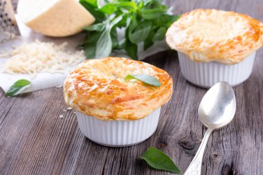 tavuklu börek peynir ve fesleğen ile