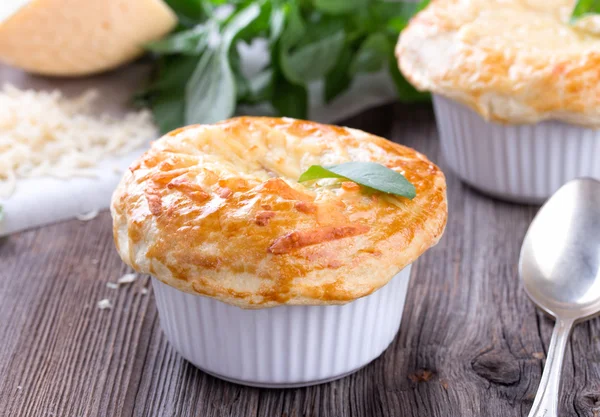 tavuklu börek peynir ve fesleğen ile