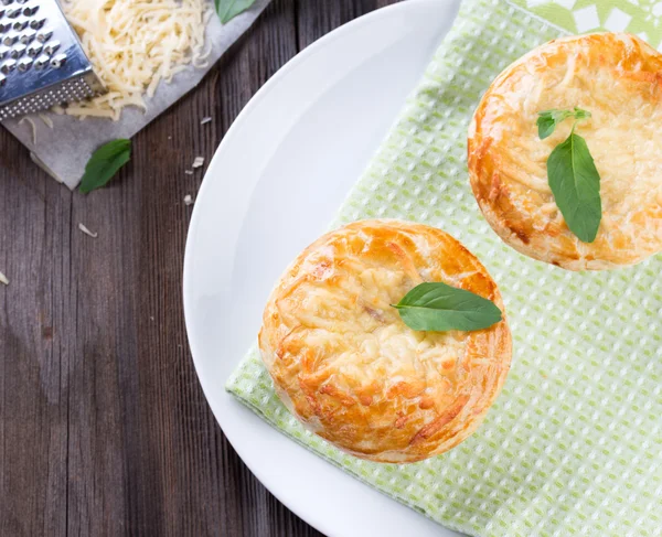 tavuklu börek peynir ve fesleğen ile