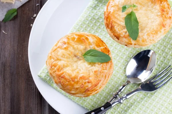 tavuklu börek peynir ve fesleğen ile