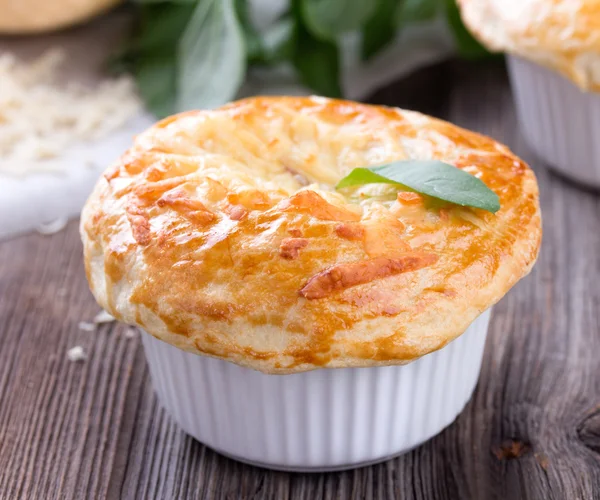 Tavuklu börek peynir ve fesleğen ile — Stok fotoğraf