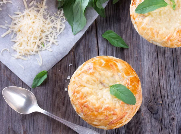 tavuklu börek peynir ve fesleğen ile