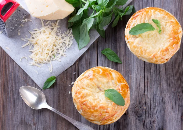 tavuklu börek peynir ve fesleğen ile