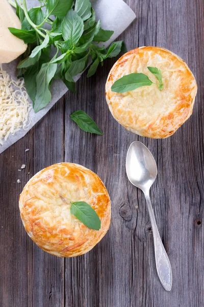 Tavuklu börek peynir ve fesleğen ile — Stok fotoğraf