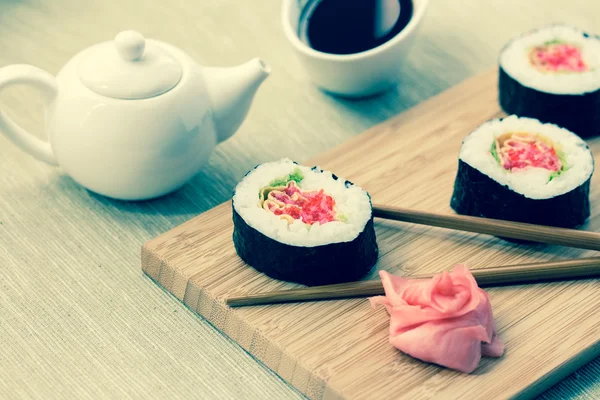 Rolos de sushi com gengibre, molho de soja e pauzinhos — Fotografia de Stock