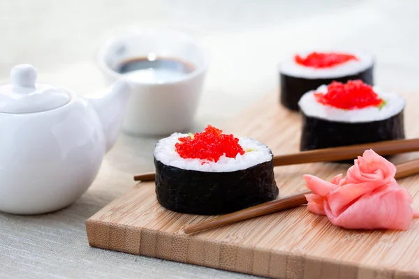 寿司卷生姜、 酱油和筷子 — 图库照片