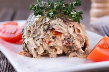 Pirinç ve sebze doldurulmuş uskumru balığı