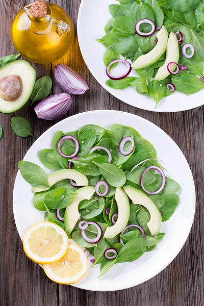 Organic Green Avocado and Spinach Salad with Red Onion — Stock Photo, Image