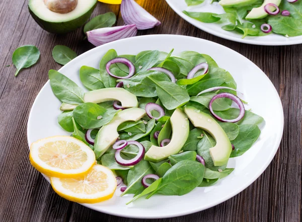 Biologische groene Avocado en spinazie salade met rode ui — Stockfoto
