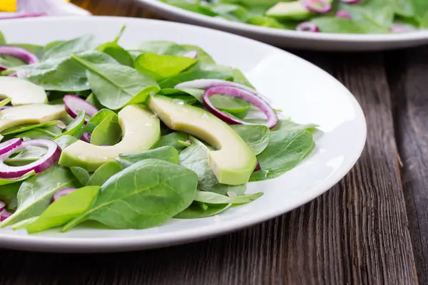 Biologische groene Avocado en spinazie salade met rode ui — Stockfoto