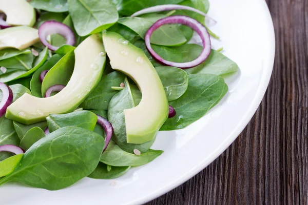 Biologische groene Avocado en spinazie salade met rode ui — Stockfoto