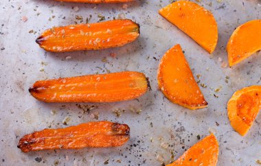 kabak ve havuç de kullanılan fırın fırın tepsisindeki kavrulmuş