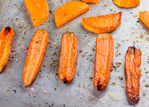 Geroosterde pompoen en wortel op goed gebruikte oven bakplaat — Stockfoto