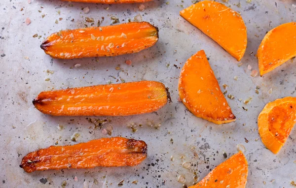 Geroosterde pompoen en wortel op goed gebruikte oven bakplaat — Stockfoto