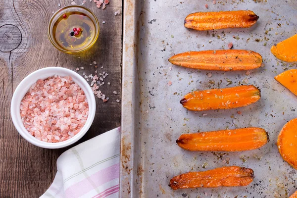 Calabaza tostada y zanahoria en bandeja para hornear horno bien utilizado —  Fotos de Stock