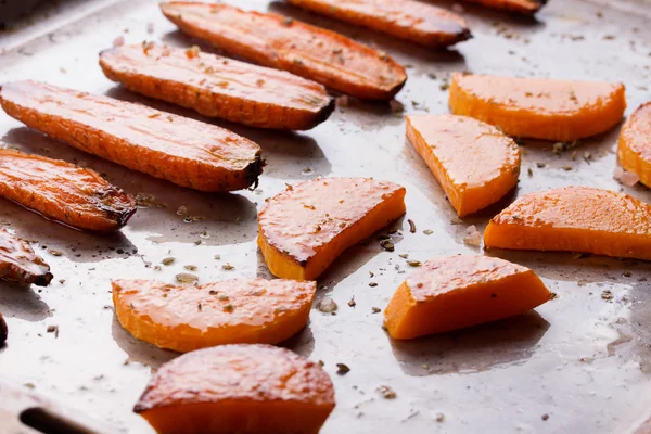 Calabaza tostada y zanahoria en bandeja para hornear horno bien utilizado —  Fotos de Stock
