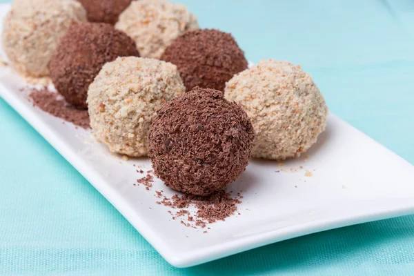 Hausgemachte Bonbons mit Schokolade und Mandelpuder — Stockfoto