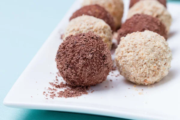 Çikolata ve badem tozu ile ev yapımı şekerlemeler