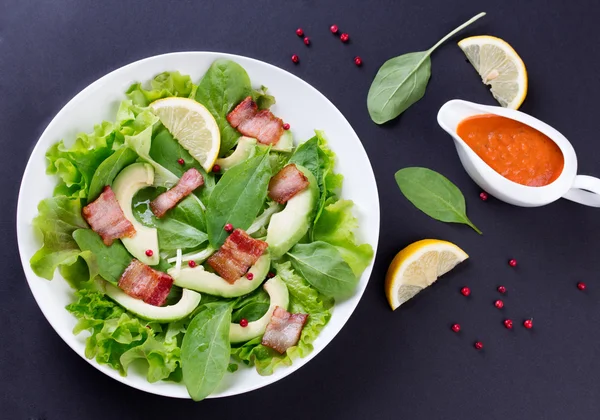 Organik yeşil avokado ve ıspanak salatası kavrulmuş domuz pastırması ile