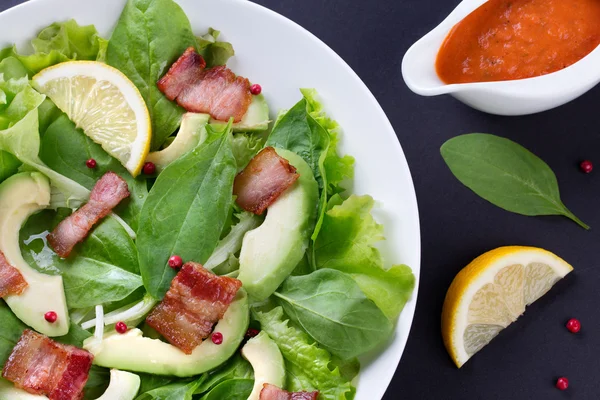 Ekologiska gröna avokado och spenatsallad med rostad Bacon — Stockfoto