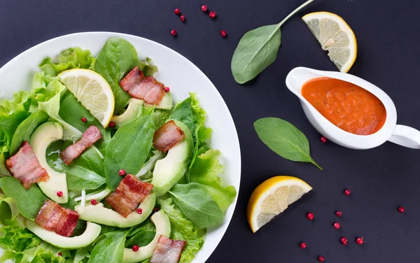 Ekologiska gröna avokado och spenatsallad med rostad Bacon — Stockfoto