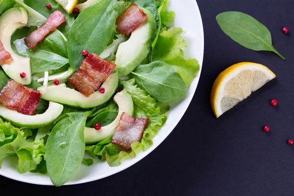 Ekologiska gröna avokado och spenatsallad med rostad Bacon — Stockfoto
