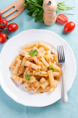 Tabak penne makarna ekmek kırıntısı, fesleğen ve kiraz domates ile.