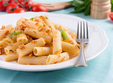 Tabak penne makarna ekmek kırıntısı, fesleğen ve kiraz domates ile.