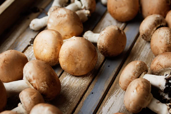 Portobello mushrooms on rustic wooden desk. — Stock Photo, Image