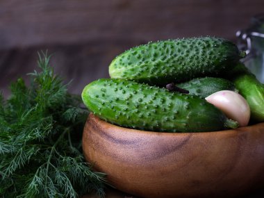 Tahta masadaki taze salatalıklar.