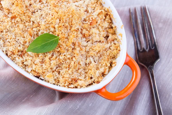 Kabuk kırıntıları ile tepesinde graten