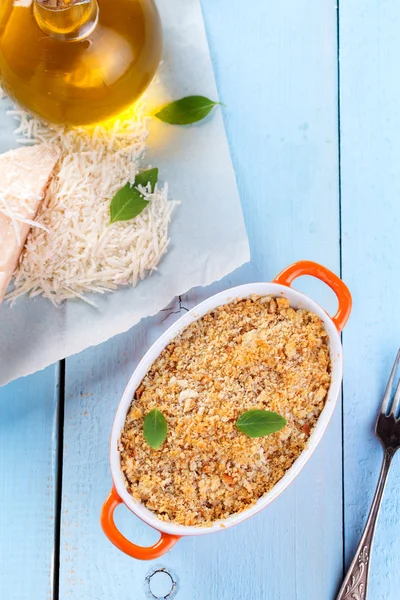 Gratin gegarneerd met een korst van paneermeel — Stockfoto