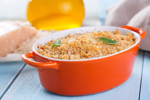 Gratinado coberto com uma crosta de farinha de rosca — Fotografia de Stock